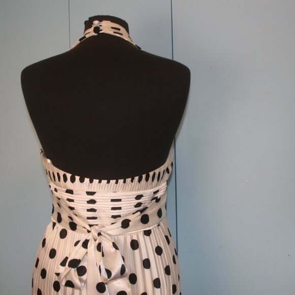 "Marilyn Munro Inspired" Dress with Pleated Skirt - Picture 7 of 10